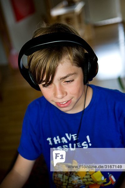 Ein Teenager tragen Kopfhörer  Schweden.