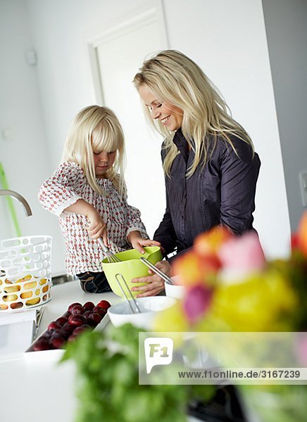Mutter und Tochter in einer Küche Schweden.