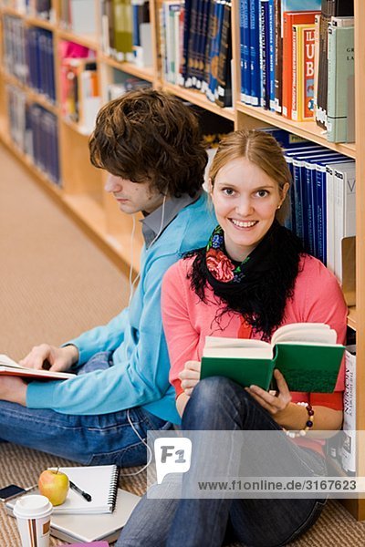 Studenten in einer Bibliothek Schweden.
