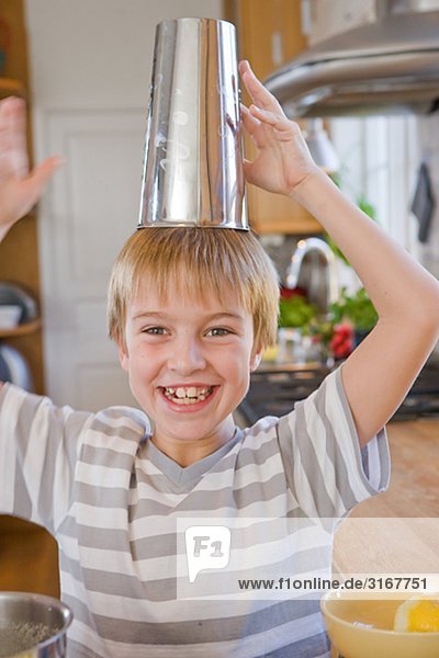Junge in einer Küche  Schweden.