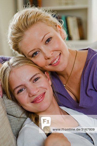 Portrait einer skandinavischen Mutter und Tochter  Schweden.