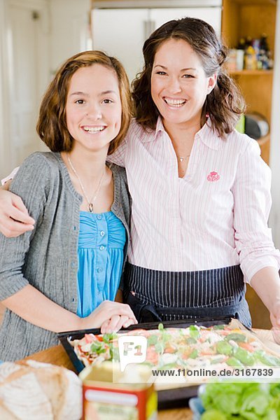 Mutter und Tochter Kochen  Schweden.