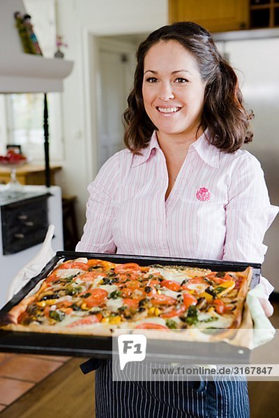 Portrait einer Frau mit einem hausgemachten Pizza  Schweden.