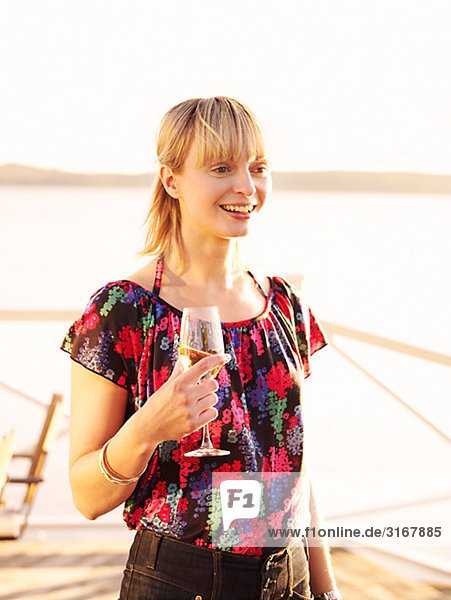 Eine Lächelnde Frau mit einem Glas Wein  Schweden.