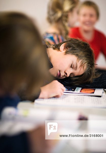 Junge schlafen im Klassenzimmer  Schweden.