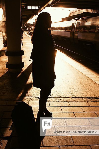 Eine Frau wartet auf einer Plattform  Stockholm  Schweden.