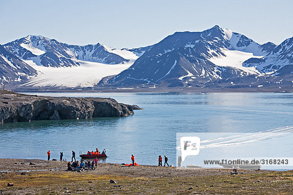 Touristen ein Fjord in Svalbard Norwegen.