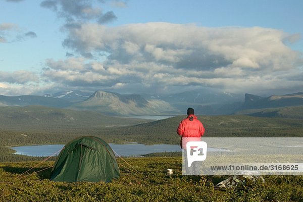Campingplatz mit Blick auf Bergwelt Lappland Schweden.