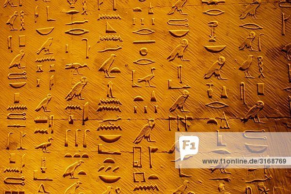 Hieroglyphen innerhalb einer Ägypten Pyramide.