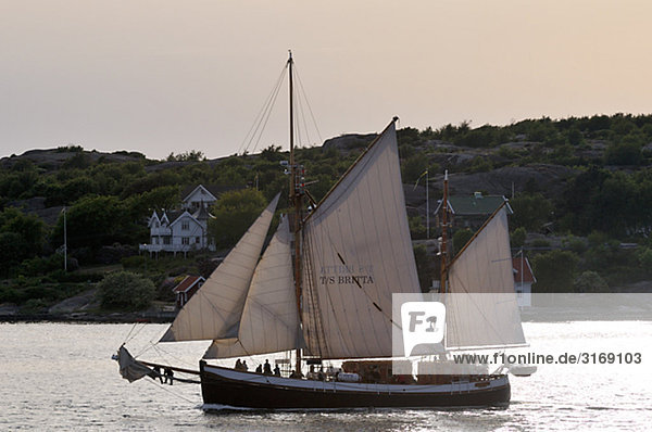 Ein Segelschiff in Schweden Bohuslan.