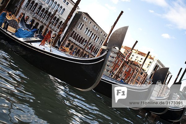 Gondeln an Pfählen liegend  Venedig  Italien  Schrägansicht