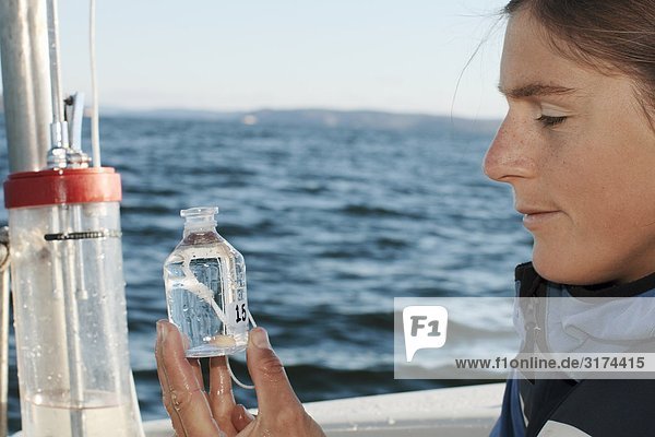Weibliche marine Forscher auf einem Boot  Schweden.