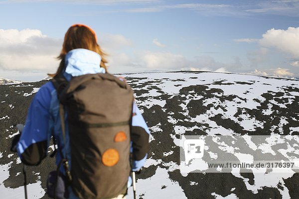 Eine Frau auf eine Wanderung in den Bergen  Kebnekaise  Lappland  Schweden.