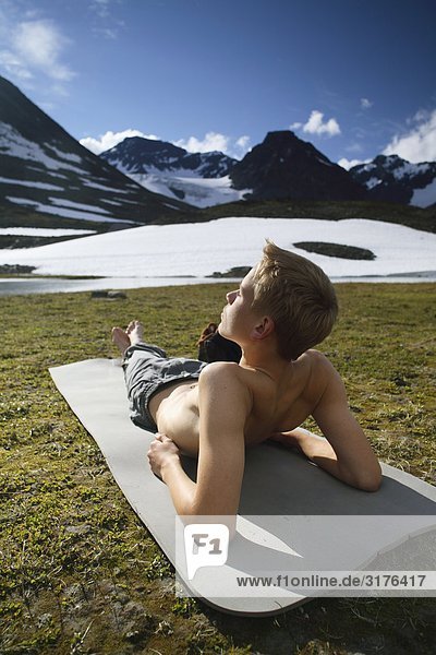 Ein Teenager genießen die Sonne  Lappland  Schweden.