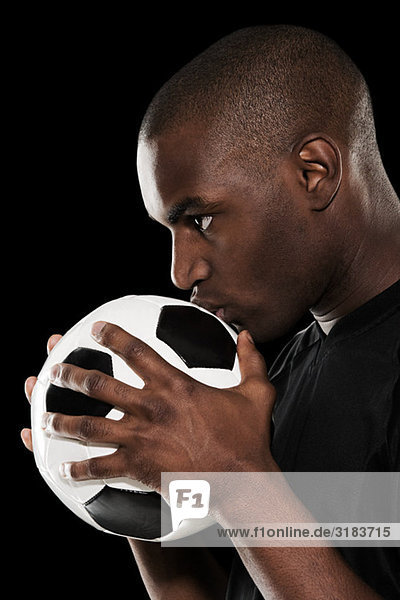 Fußballer küsst einen Fußball