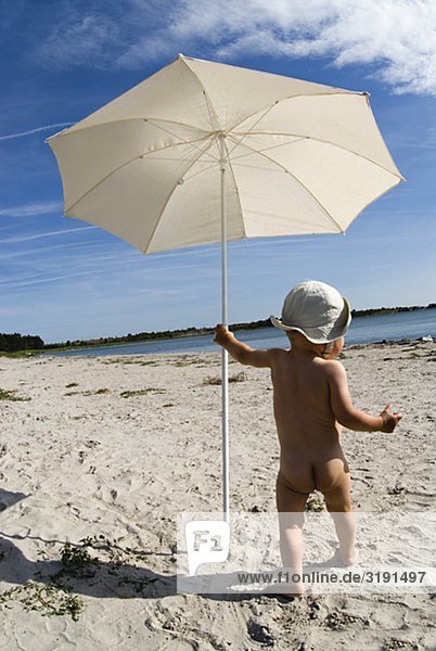 Ein kleines Kind am Strand  Gotland  Schweden.