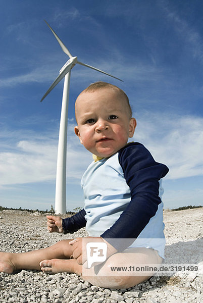 Ein Baby sitzen an einem Strand  Gotland  Schweden.