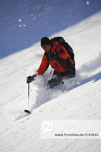 Skifahrer im Schnee  Telemark  Schweden.