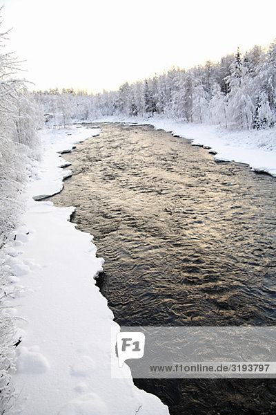 Ein Fluss im Winter  Schweden.