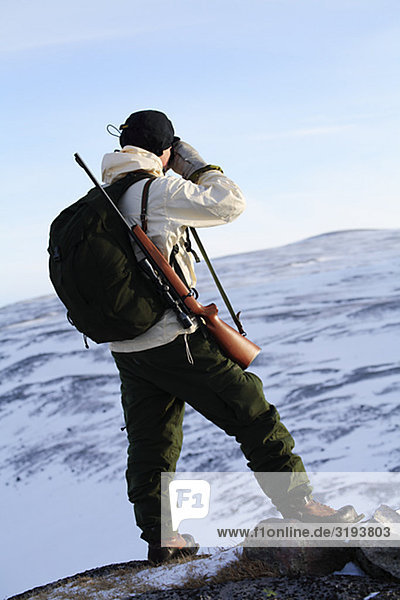Ein Jäger auf einer Expedition im Norden von Schweden Grouse-schießen.