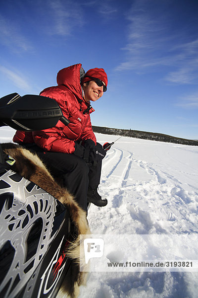 Eine Person auf ein Schneemobil  Schweden.