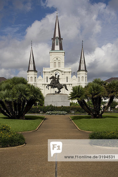 Statue auf dem Jackson Square  St. Louis Kathedrale im Hintergrund  New Orleans  USA
