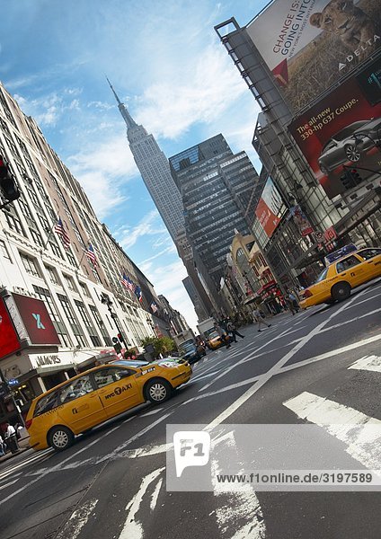 Gelben Taxis und Empire State Building in New York City  USA.
