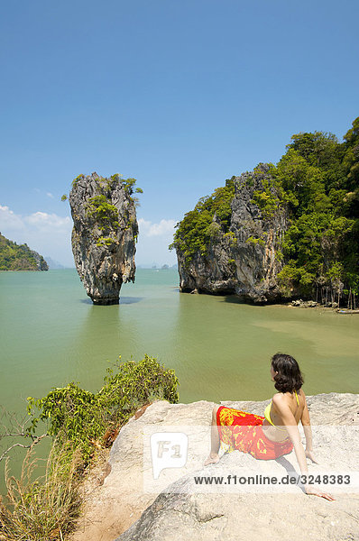 Frau sitzt auf Felsen  Phang-Nga  Thailand