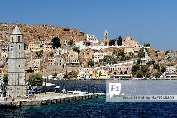 Turm im Hafen von Symi  Griechenland  Erhöhte Ansicht