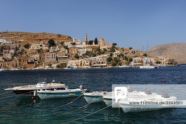 Motorboote im Hafen von Symi  Griechenland