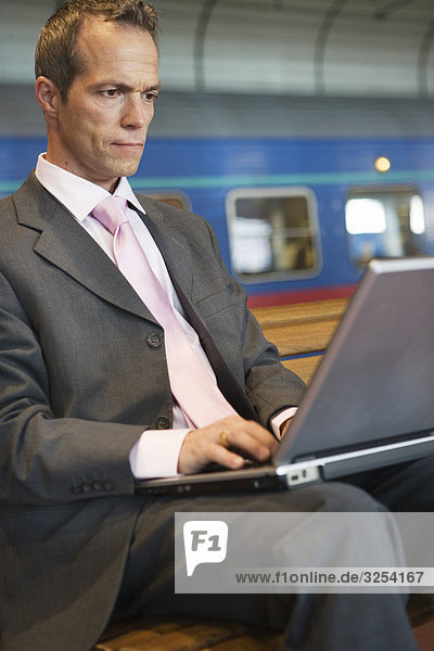 Kaufmann mit seinem Laptop Schweden.