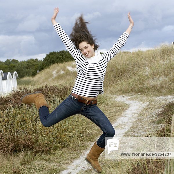 Portrait einer jungen Frau springen  Skane  Schweden.
