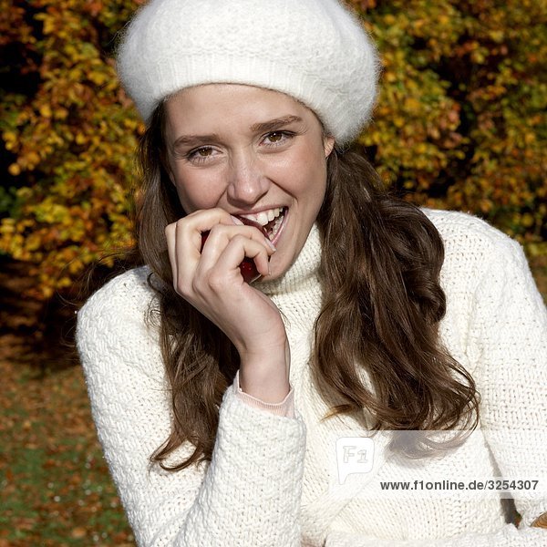 Eine junge Frau Essen einen Apfel  Schweden.