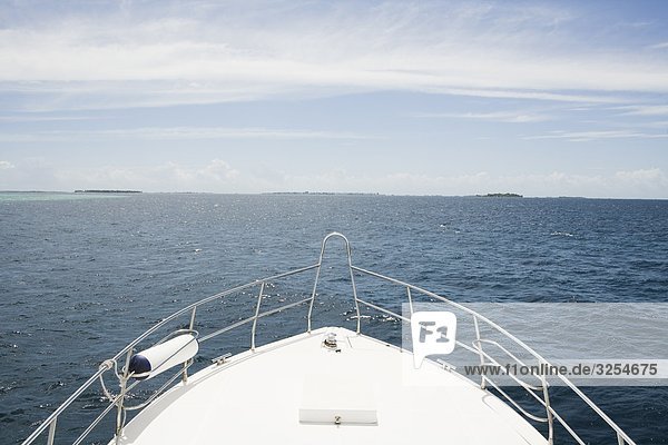 Der Stängel eines Bootes auf See  der Malediven.