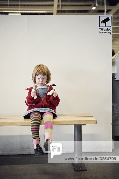 Eine böse Mädchen sitzen auf einer Bank  Schweden.