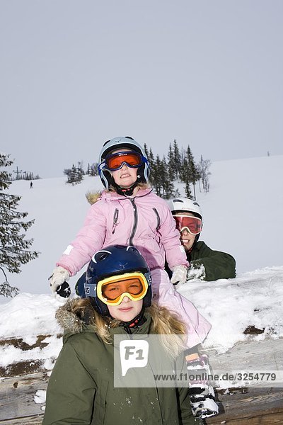 Portrait einer Familie im Slalomhang  Schweden.