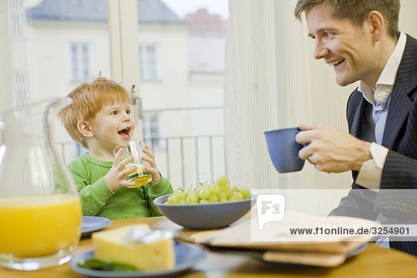 Vater und Sohn dem Frühstück  Schweden.