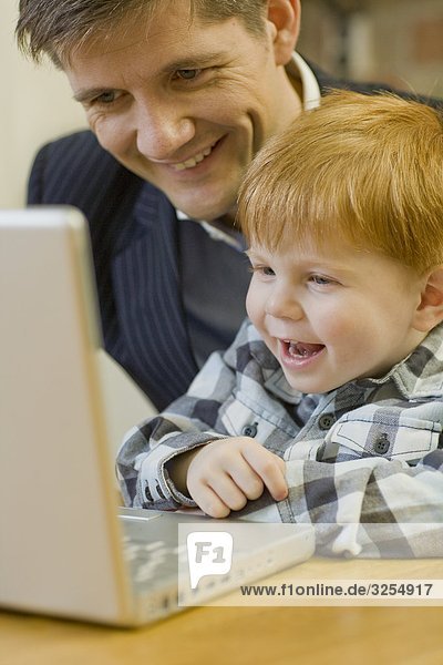 Vater und Sohn mit einem Laptop Schweden.