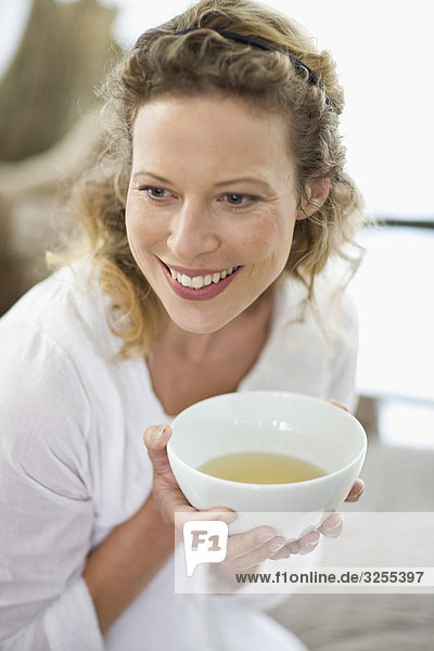 Frau mittleren Alters  die Tee trinkt
