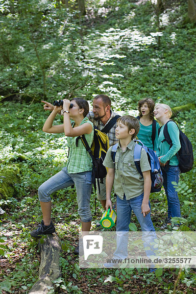 Lehrer und Schüler am Wald