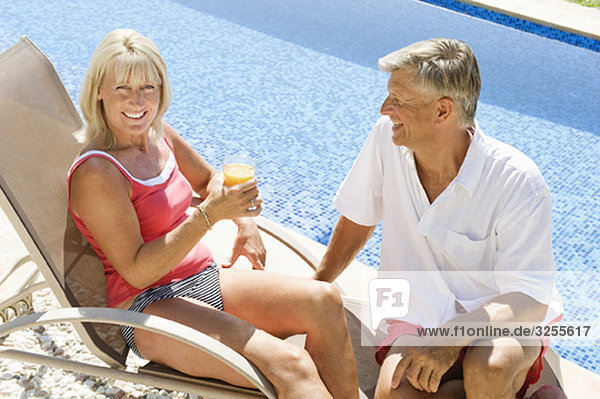 Ein älteres Paar am Pool