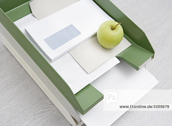 Apfel im Tablett
