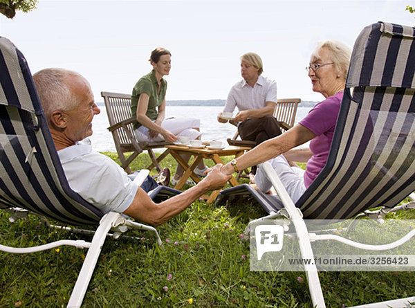 Seniorenpaar  Mann  Frau sitzen zusammen