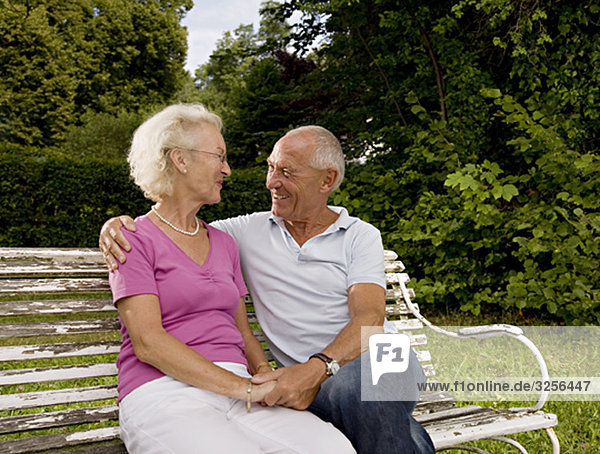 älterer Mann und Frau auf alter Bank