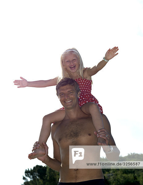 Vater mit Tochter auf den Schultern