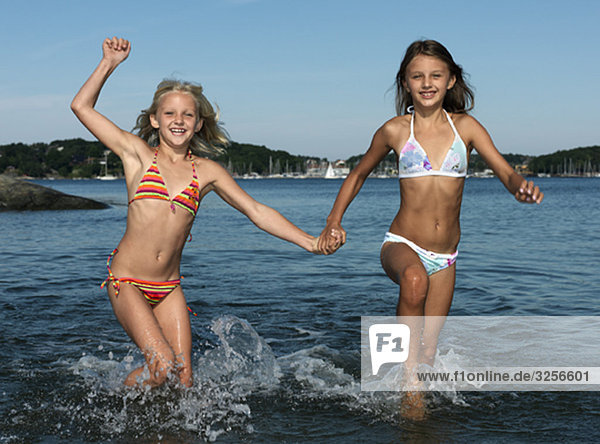 Mädchen  die im Wasser laufen