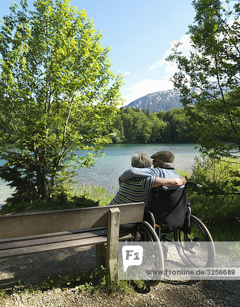 Seniorenpaar entspannt am See