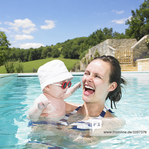 Mutter und Baby im Pool