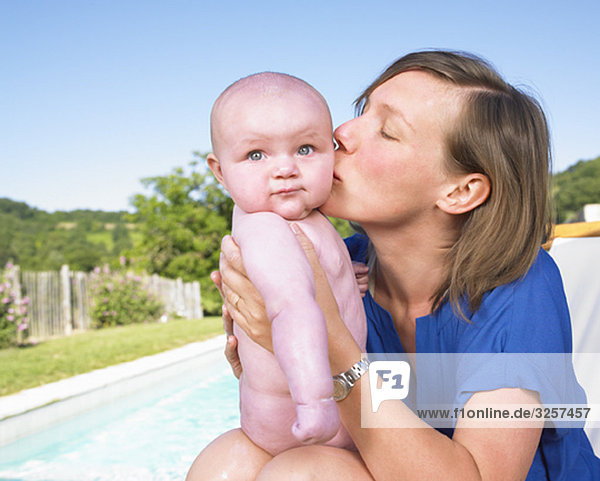 Mutter und Baby am Pool