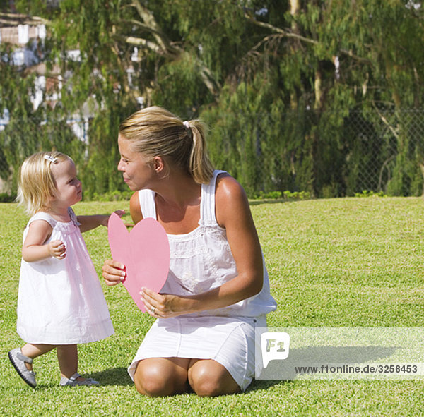 Mutter und Tochter mit Papierherz